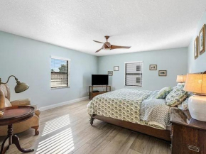 Spacious Condo Steps From The Beach